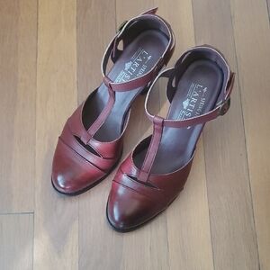 L'ARTISTE ALTAMIRA SHOES. Burgundy T-Strap Leather Heels with Ankle Buckle
